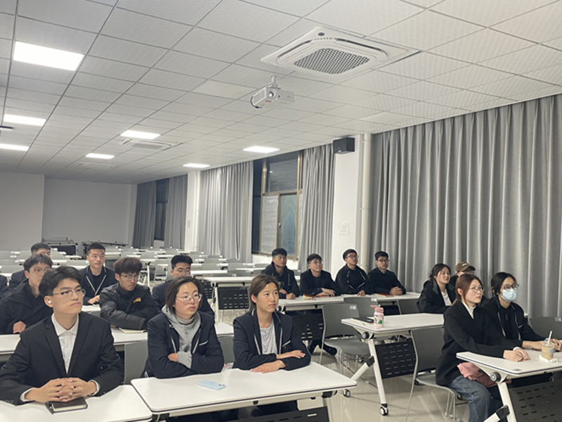 培训班成员认真观看电影《1921》.jpg 培训班成员认真观看电影《1921》.jpg